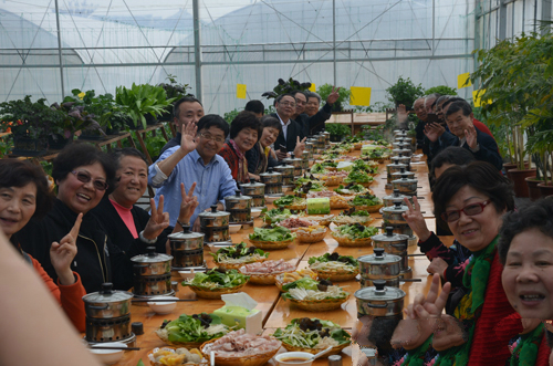 各區(qū)會(huì)長享用原生態(tài)午餐